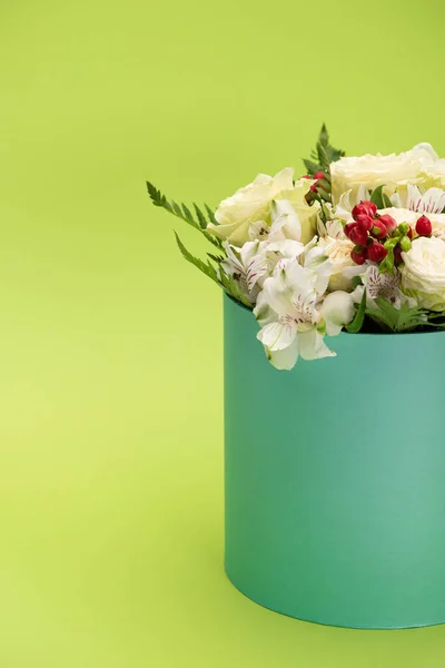 Ramo fresco de flores en caja de regalo aislado en verde - foto de stock