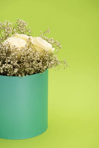 Ramo fresco de flores en caja de regalo aislado en verde - foto de stock
