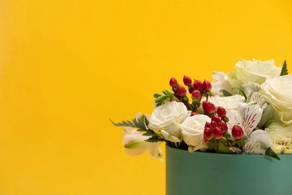 Ramo fresco de flores en caja de regalo aislado en amarillo - foto de stock