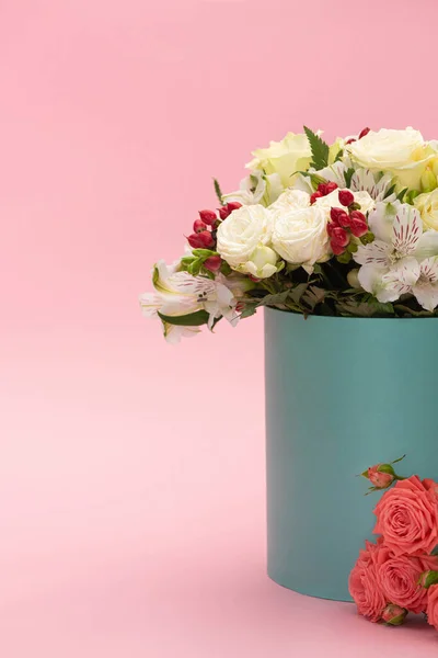 Bouquet de fleurs en coffret cadeau festif sur fond rose — Photo de stock