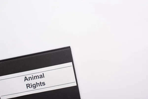 Vista superior do caderno preto com inscrição de direitos dos animais em fundo branco — Fotografia de Stock