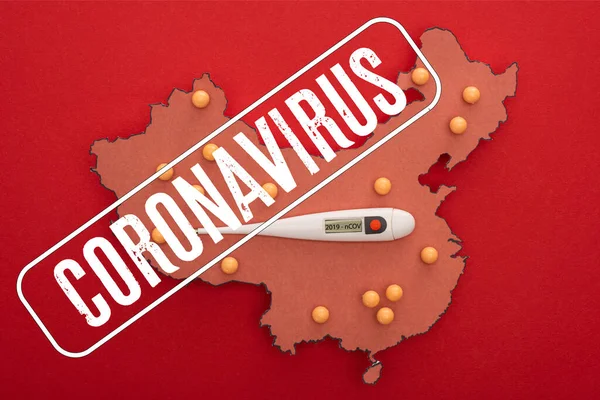 Vista superior del termómetro en el mapa de China con alfileres de empuje sobre fondo rojo con ilustración de coronavirus - foto de stock