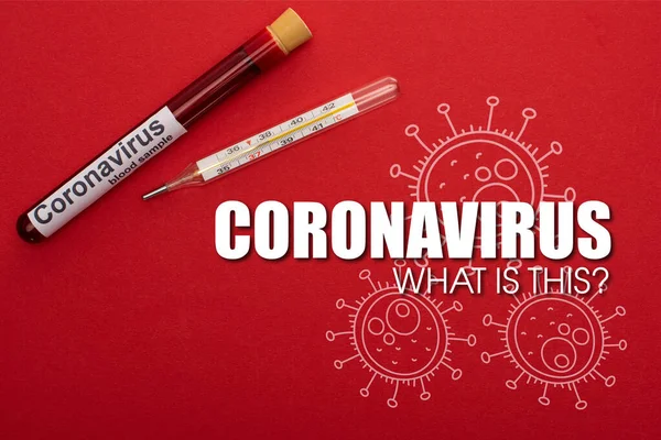 Vista superior del tubo de ensayo con muestra de sangre y termómetro con coronavirus, ¿qué ilustra sobre fondo rojo? - foto de stock