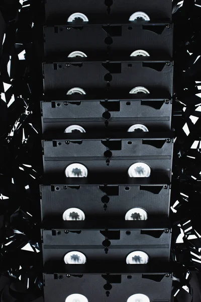 Vista superior de los casetes VHS en la tira de película negra - foto de stock