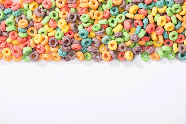 Vista superior de cereales de desayuno multicolores brillantes sobre fondo blanco - foto de stock