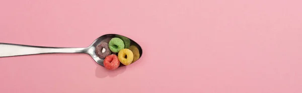 Vista superior de cereal de café da manhã colorido brilhante na colher no fundo rosa, tiro panorâmico — Fotografia de Stock