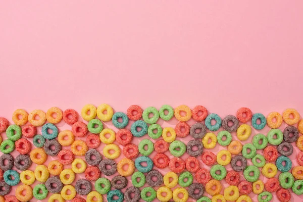 Vista dall'alto di luminoso cereali colorati colazione su sfondo rosa — Foto stock