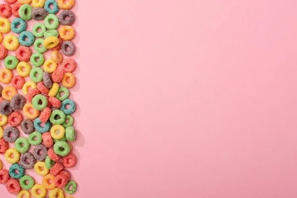 Vista dall'alto di luminoso cereali colorati colazione su sfondo rosa — Foto stock