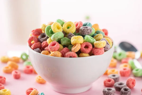 Enfoque selectivo de cereales de desayuno multicolores brillantes en tazón - foto de stock