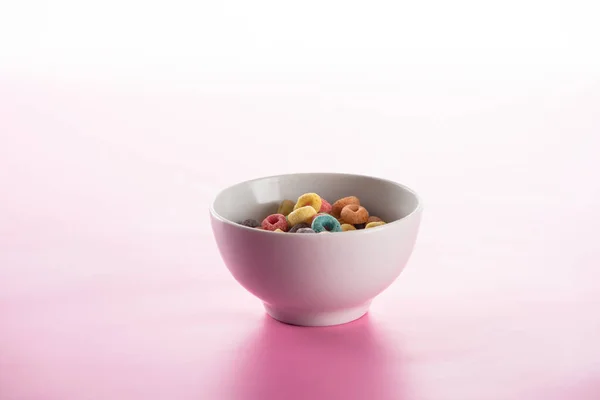 Яскравий різнокольоровий сніданок в мисці на рожевому фоні — стокове фото