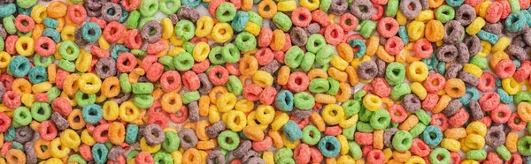 Вид сверху на яркие разноцветные хлопья на завтрак, панорамный снимок — стоковое фото