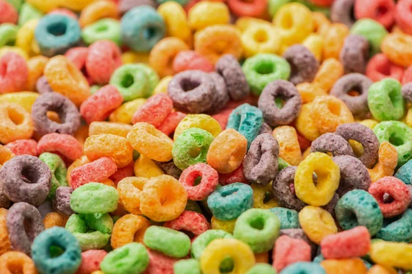 Vista de cerca de cereales de desayuno multicolores brillantes - foto de stock