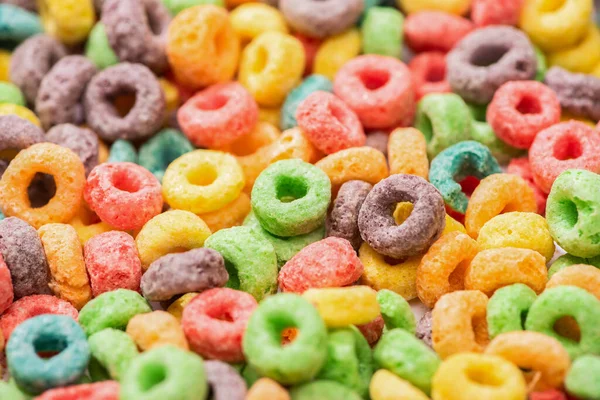 Vista de cerca de cereales de desayuno multicolores brillantes - foto de stock