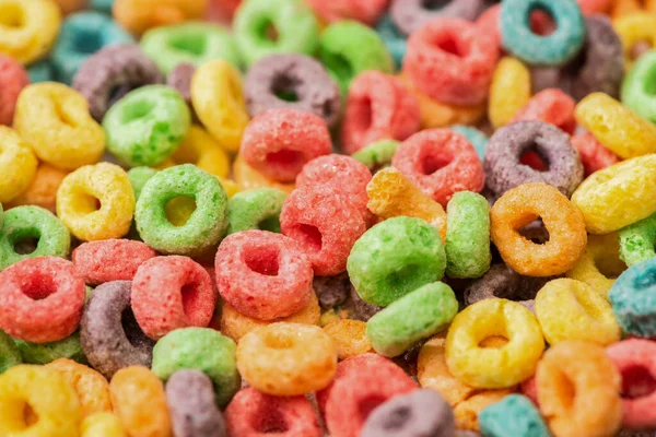 Vista de cerca de cereales de desayuno multicolores brillantes - foto de stock