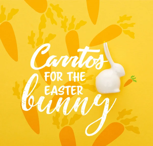 Vista dall'alto del coniglietto pasquale bianco su sfondo giallo colorato con carote per l'illustrazione del coniglietto pasquale — Foto stock