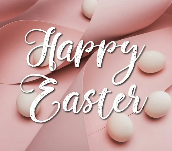 Huevos de pollo en papel espiral remolinos rosados con feliz ilustración de Pascua - foto de stock