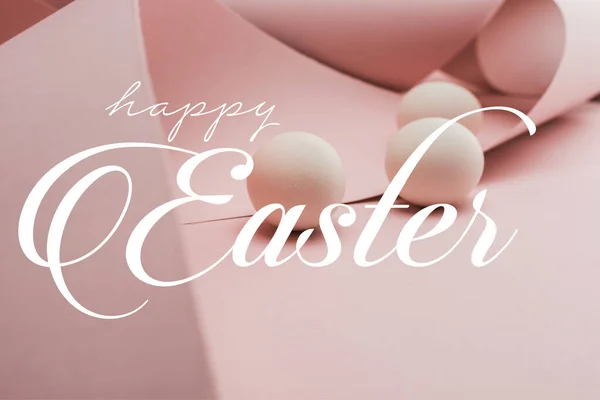 Huevos de pollo en papel espiral remolinos rosados con feliz ilustración de Pascua - foto de stock