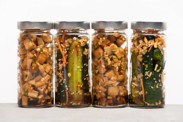 Pepino e daikon rabanete kimchi em jarros isolados em branco — Fotografia de Stock