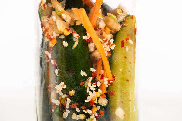 Gros plan de délicieux kimchi concombre dans un bocal en verre isolé sur blanc — Photo de stock