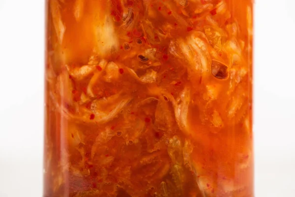 Primer plano de la col kimchi en frasco aislado en blanco - foto de stock