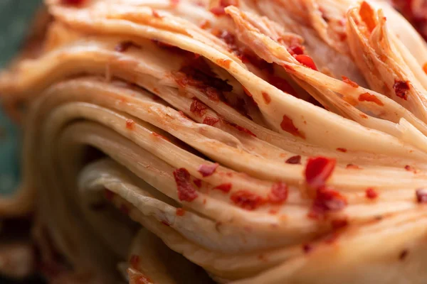 Primo piano di gustoso cavolo kimchi coreano — Foto stock