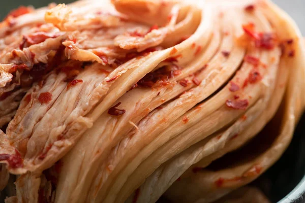 Primer plano de la sabrosa col kimchi en escabeche coreana - foto de stock
