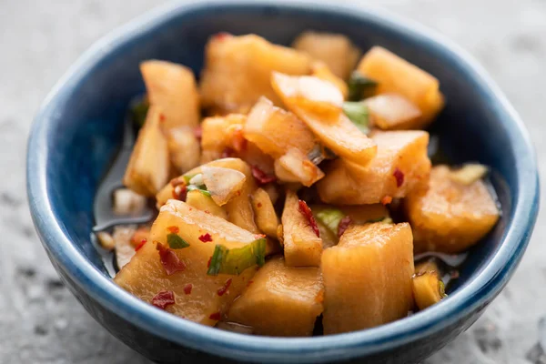 Gros plan de savoureux kimchi de radis daikon dans un bol — Photo de stock