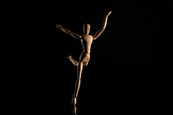 Jouet en bois imitant la danse sur noir — Photo de stock