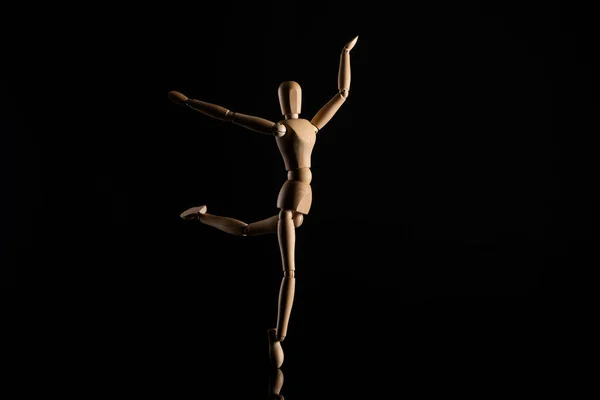 Bambola di legno che imita ballare sul nero — Foto stock