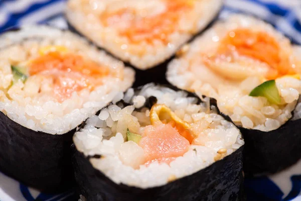 Primer plano del gimbap coreano fresco con verduras y salmón - foto de stock