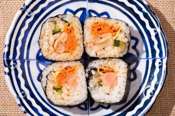 Vista superior de la placa con delicioso gimbap coreano - foto de stock