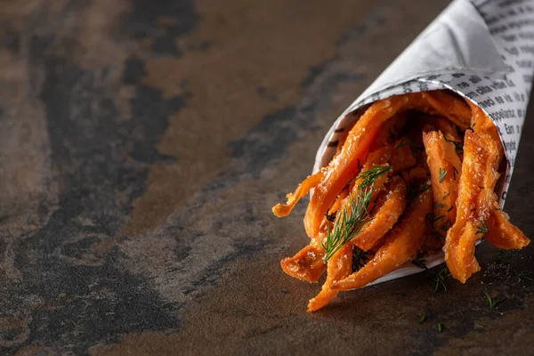 Deliziose patatine fritte con sale e aneto sulla superficie di marmo — Foto stock