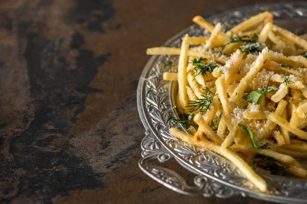 Fuoco selettivo di patatine fritte salate sulla superficie di marmo — Foto stock