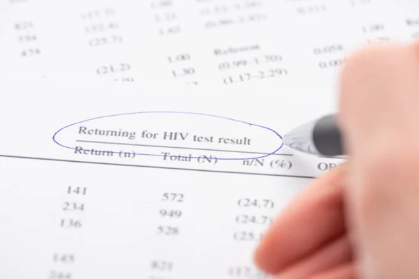 Перекручений погляд на те, що жінка, яка відзначає повернення для перевірки ВІЛ, має форму ручки. — стокове фото