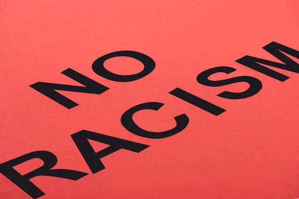 Nero nessun razzismo lettering su sfondo rosso — Foto stock