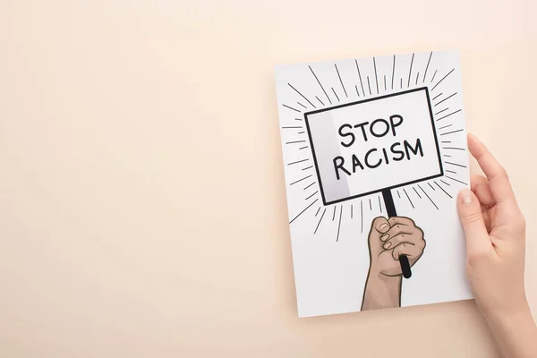 Vista recortada de la imagen con la mano dibujada y detener el racismo cartel sobre fondo beige - foto de stock