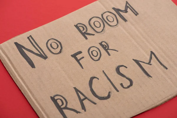 Placard carton avec dire pas de place pour le lettrage racisme sur fond rouge — Photo de stock