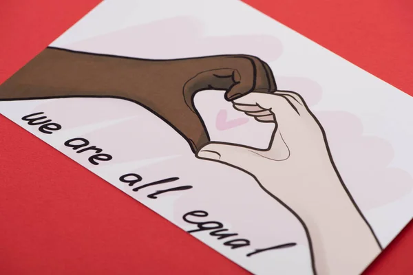 Imagen con manos multiétnicas dibujadas mostrando el gesto del corazón sobre fondo rojo - foto de stock