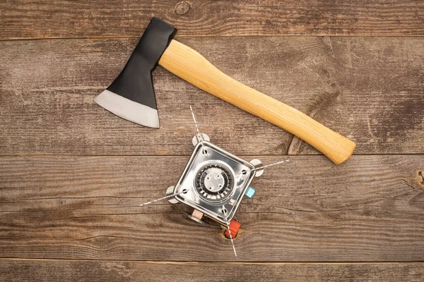 Top view of axe and gas burner on wooden table — Stock Photo