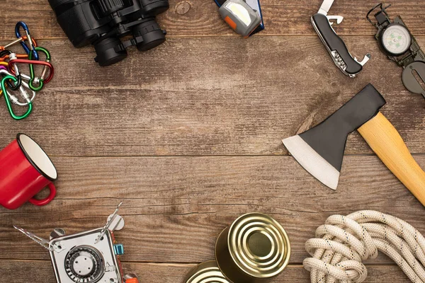 Vue de dessus du matériel de randonnée sur table en bois — Photo de stock