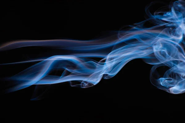 Синій барвистий потоковий дим на чорному фоні — стокове фото