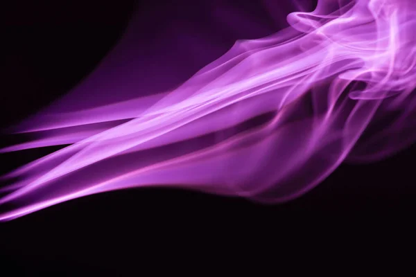 Violet fumée coulante colorée sur fond noir — Photo de stock