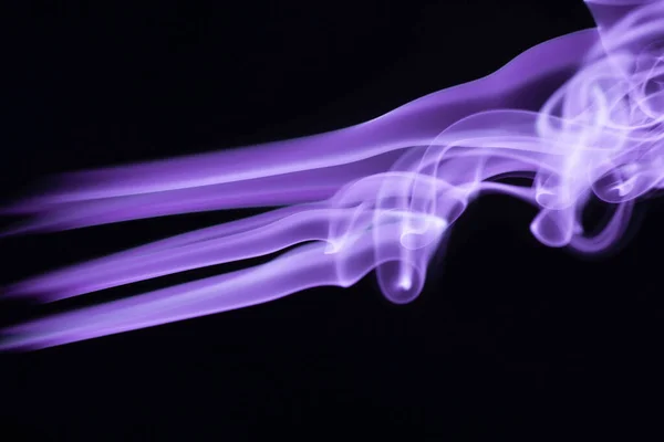 Violet fumée coulante colorée sur fond noir — Photo de stock