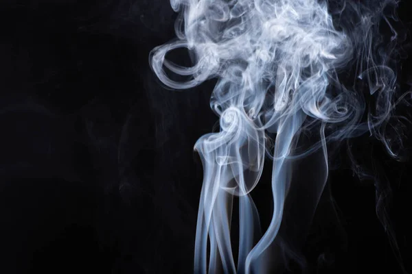 Abstrakte weiße fließende Rauchwolken auf schwarzem Hintergrund — Stockfoto