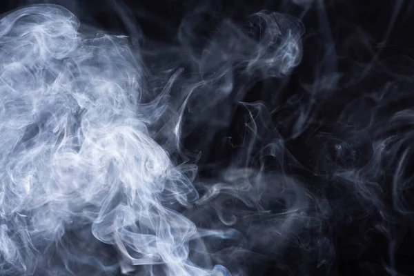 Fumo bianco astratto che scorre su sfondo nero — Foto stock