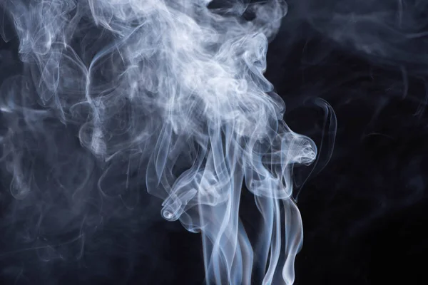 Abstrato branco que flui fumaça no fundo preto — Fotografia de Stock