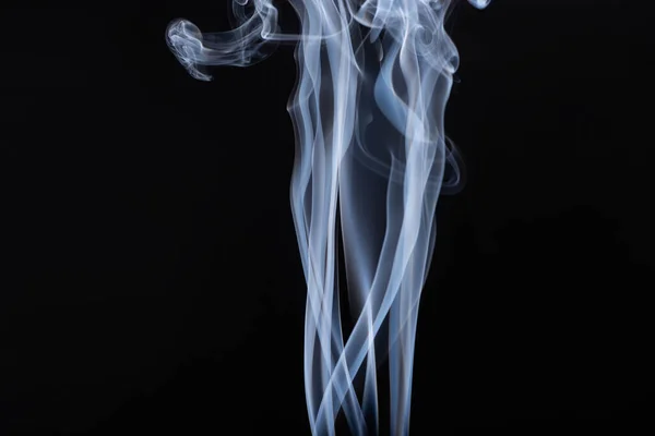 Humo fluido blanco abstracto sobre fondo negro - foto de stock