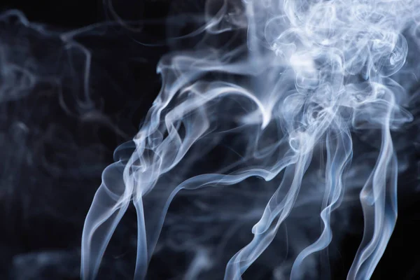Fumo bianco astratto che scorre su sfondo nero — Foto stock