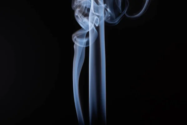Branco fluxo de vapor de fumaça no fundo preto com espaço de cópia — Fotografia de Stock
