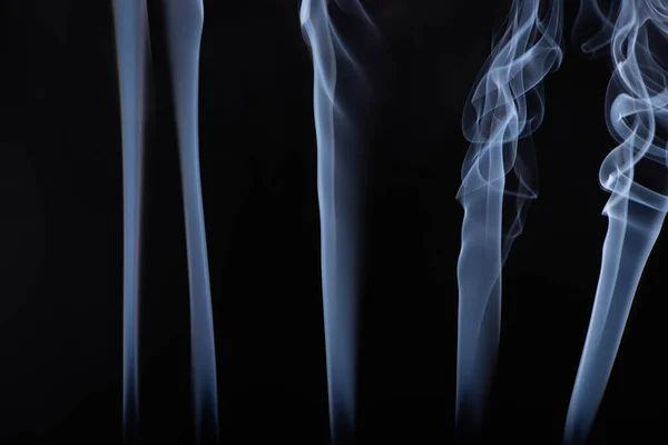 Білі потокові димові пари на чорному фоні — стокове фото